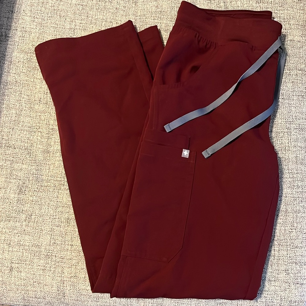 FIGS Kade Cargo scrub pant, size XS, maroon
